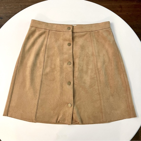 Aritzia Wilfred Free Centinela Snap Front, Vegan Suede, Tan, A-Line Mini Skirt - Picture 3 of 7